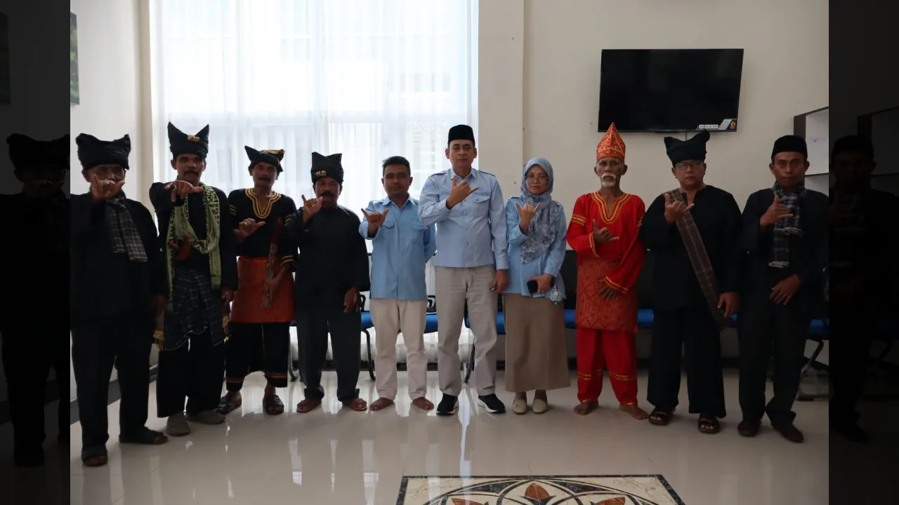 Kadis Pariwisata dan Kebudayaan Kabupaten Solok dan jajaran foto bersama pelaku  budaya